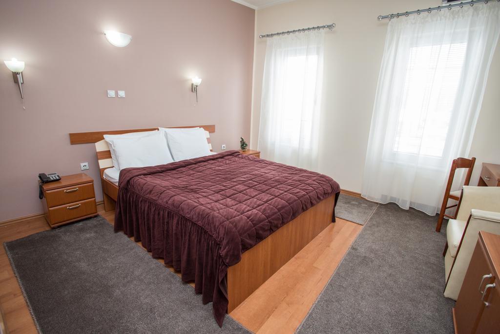 פירוט Sin-Kom Hotel Garni חדר תמונה