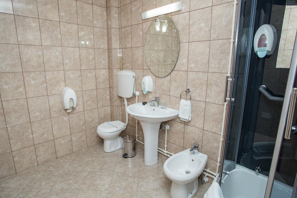 פירוט Sin-Kom Hotel Garni מראה חיצוני תמונה